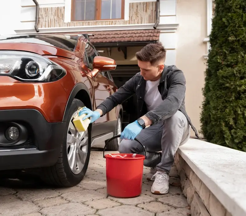 Lavage auto à domicile Pied-de-Borne : professionnel intervenant sur un véhicule